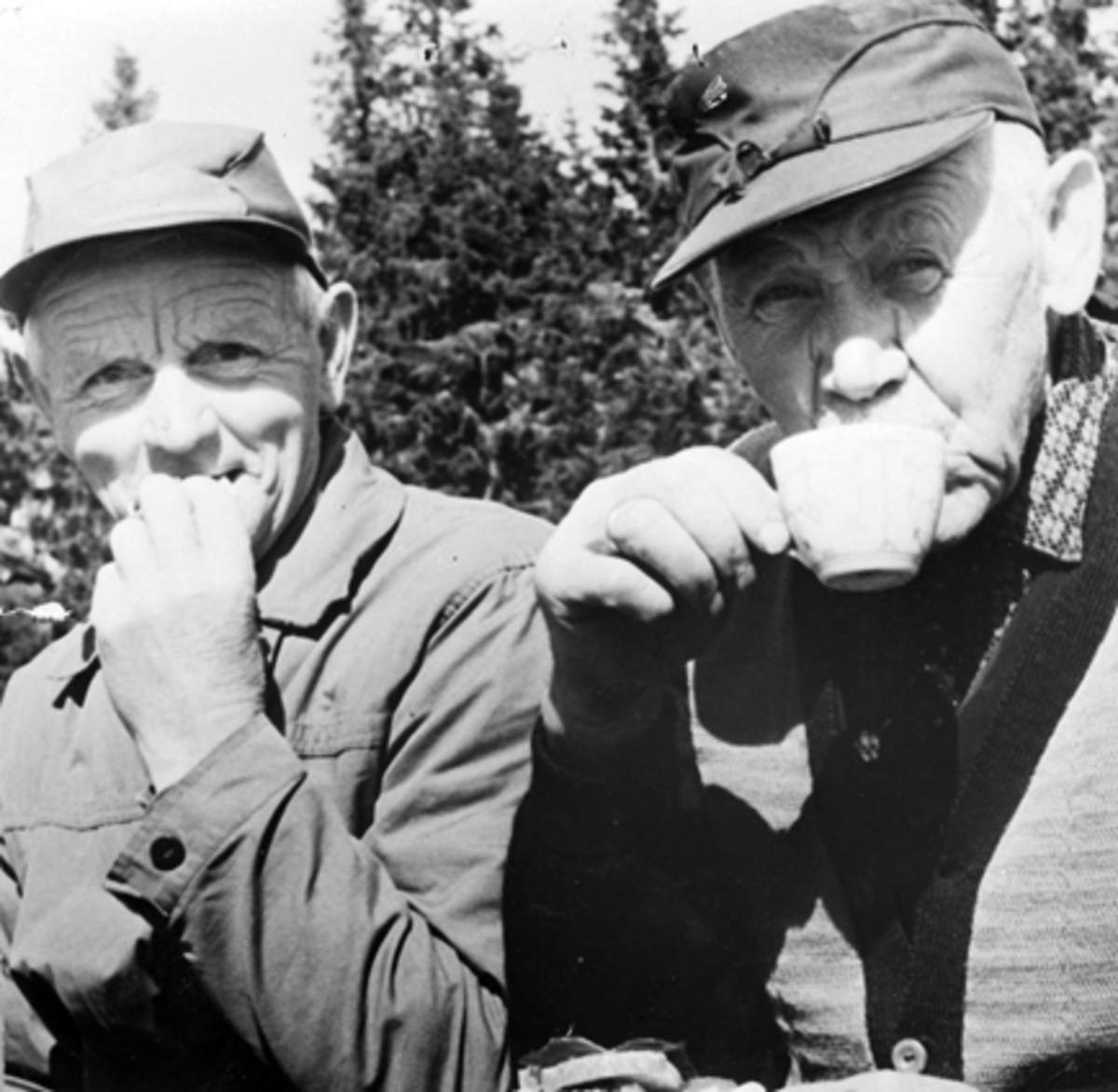 Anno Domkirkeodden, Nils Byvold og Emil Flåhagen drikker kaffe, Furnes Almenning.