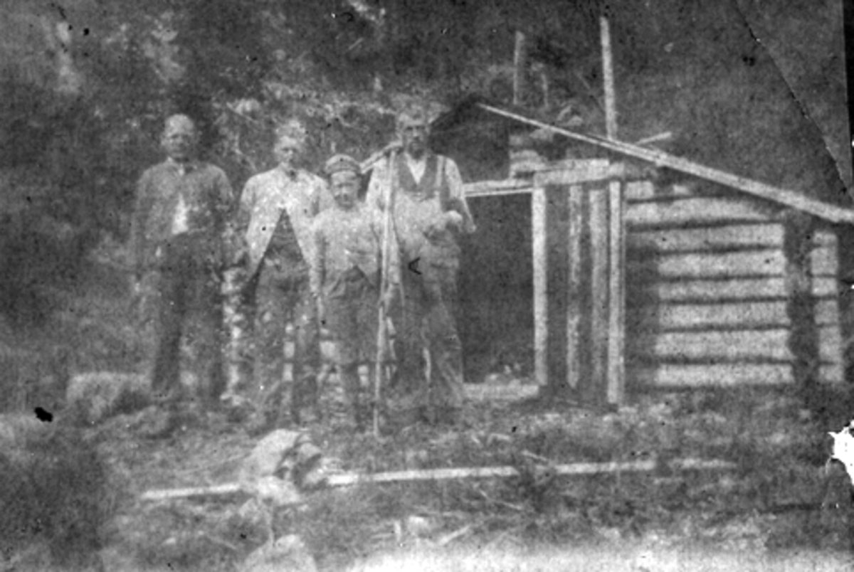 Anno Domkirkeodden, Nordstjernkoia, ljørkoie i Furnes Almenning. Fra venstre er Lars Godager, Ludvik Lauritsen, Arne Godager og ? Lauritsen. Koia lå 3-400 meter nedenfor Bjønnåsbrua, karene hogg ved mot Tapbortmyrene.