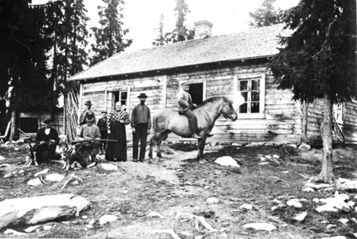 Anno Domkirkeodden, Den første Elvstua i Furnes Almenning. I midten er Karen og Ole Fredlund. Til hest er Kr. Jevanordbakken. Resten er ukjente.