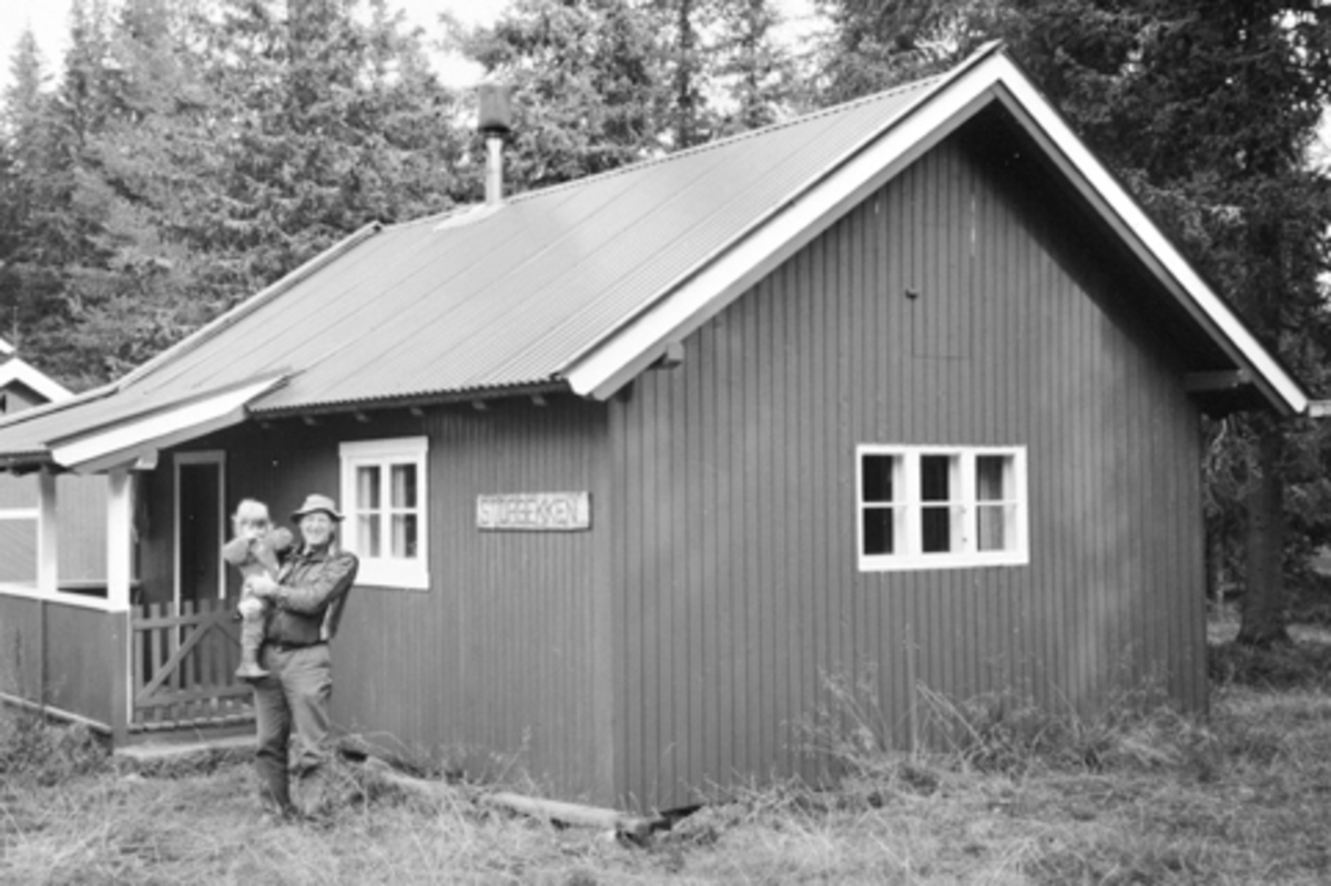 Anno Domkirkeodden, Eksteriør, Storbekkoia, Furnes Almenning, Ole Ellefsæter med et barn på armen foran.