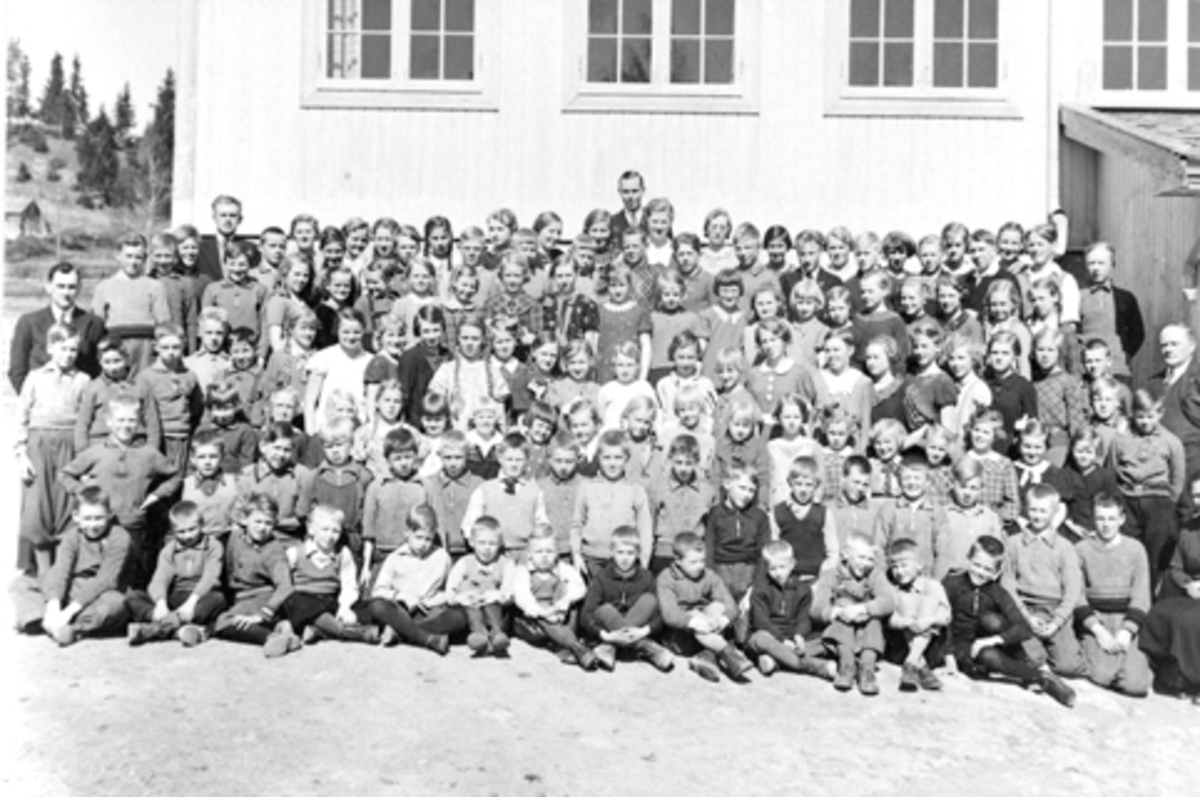 Anno Domkirkeodden, Skoleelever og lærer fra folkeskolen og fortsettelsesskolen på Helgøya. Til høyre er lærer Ole Røhnebæk. Til venstre er Lars Skaug, Kristian Taskerud, frøken Nordengen.