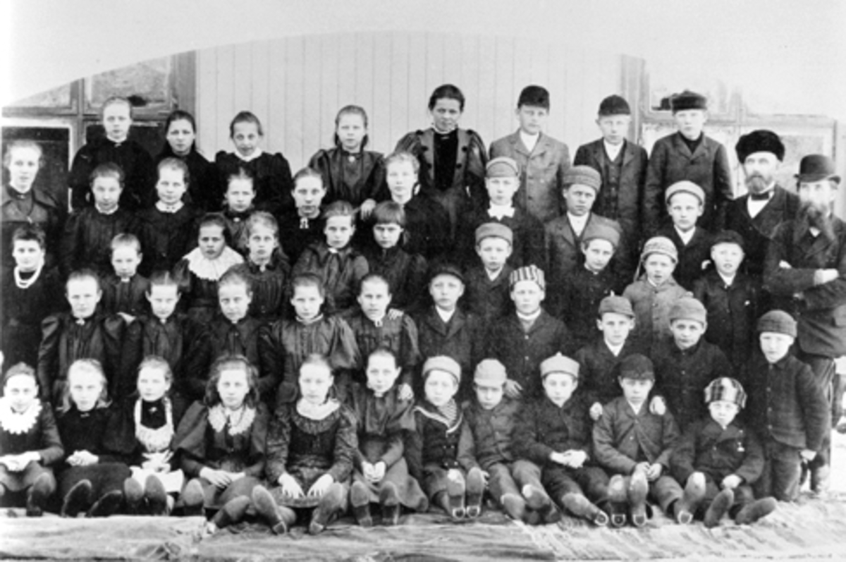 Anno Domkirkeodden, Elever og lærere ved Evenrud skole, Helgøya.