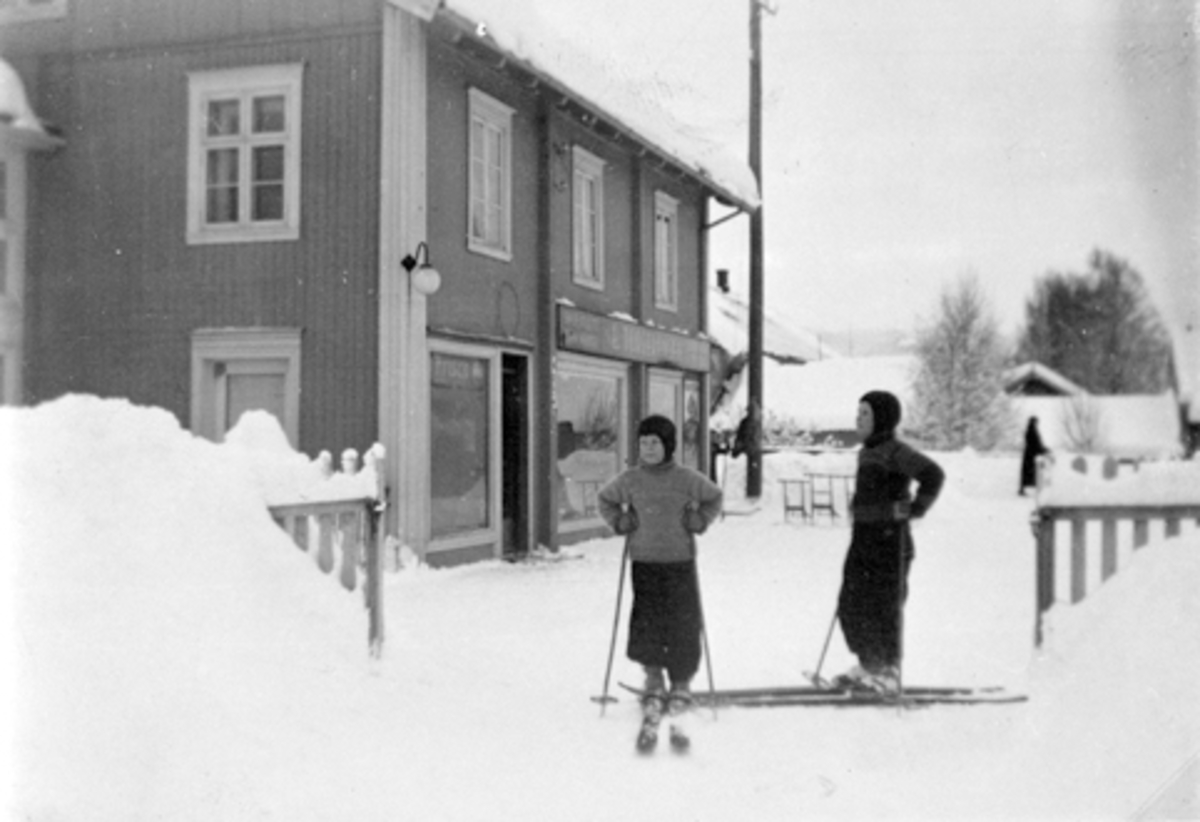 Anno Domkirkeodden, Eksteriør, B. Torgerhagens sportsforretning, Brumunddal. 2 barn på ski foran.