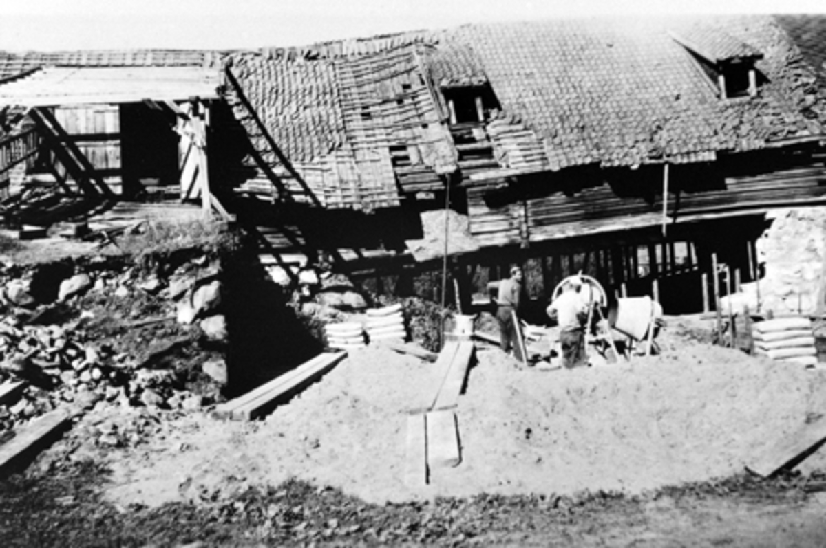 Anno Domkirkeodden, Ombygging av fjøset på Dæli gård, Brøttum, Ringsaker. Mann arbeider.