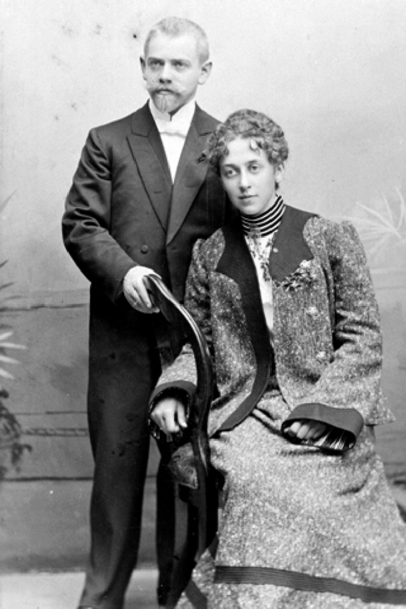 Anno Domkirkeodden, Ektepar, kjøpmann Ingv. Dehli, Kristine Dehli F.Amundsen, Brøttum, Ringsaker.