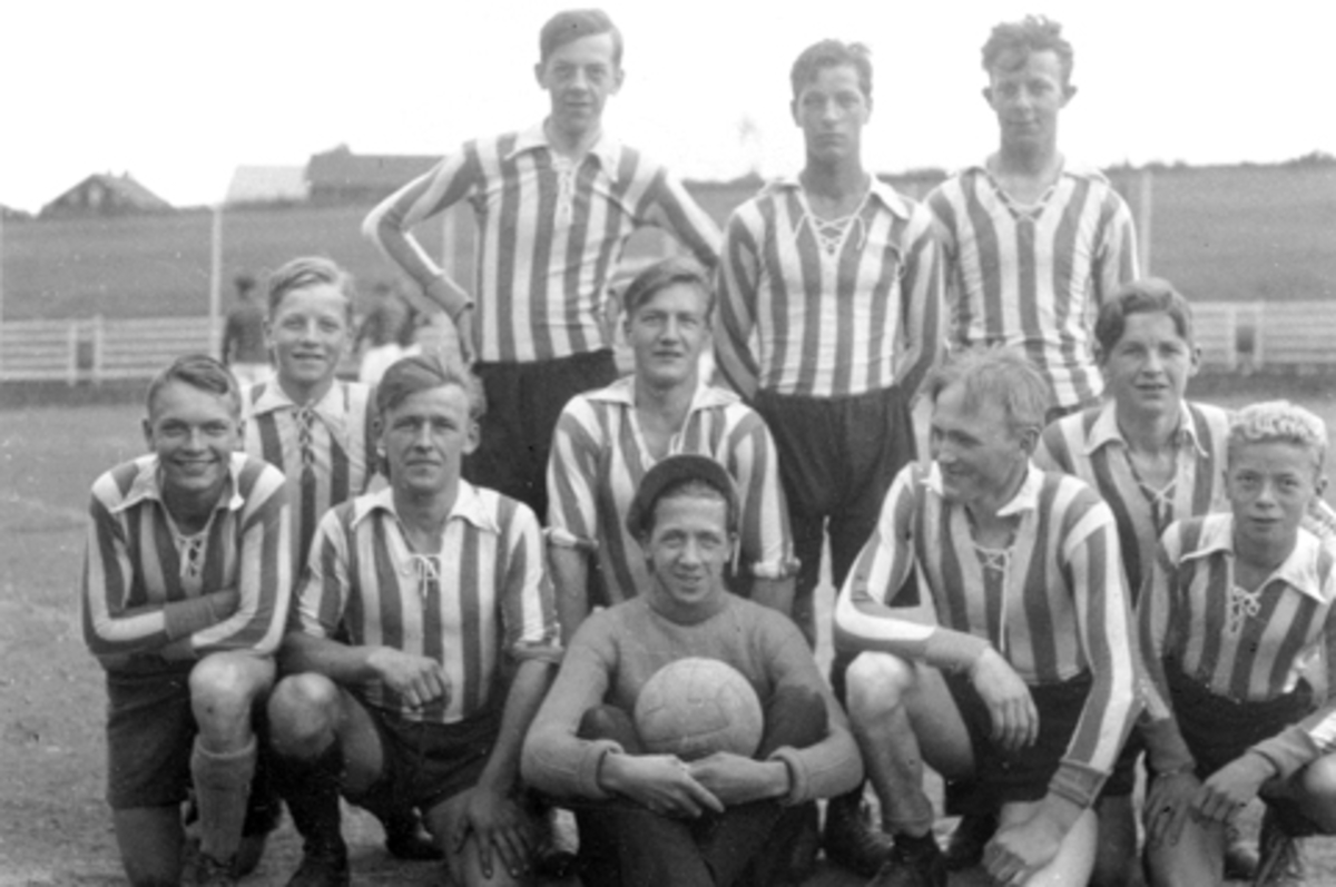 Anno Domkirkeodden, Fotballlag fra Toftes Gave, Helgøya. Trolig på Skurven.