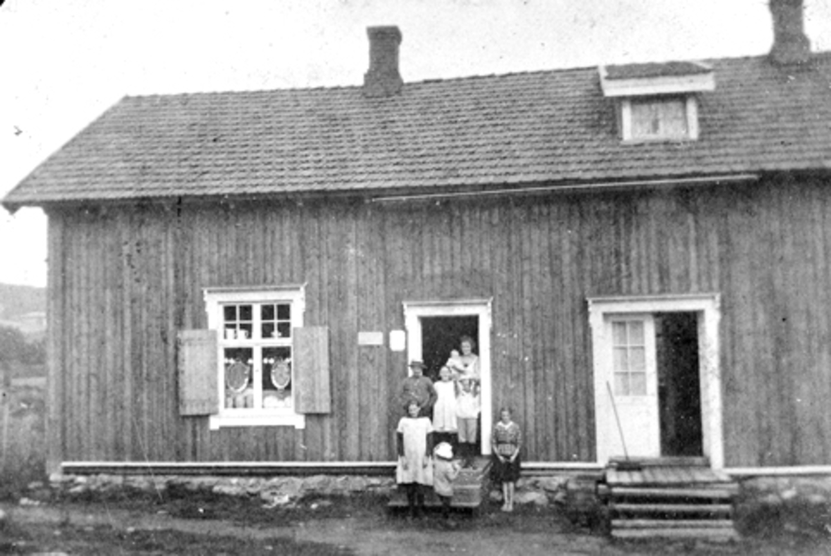 Anno Domkirkeodden, Eksteriør, Rud Samvirkelag, Rudshøgda, Ringsaker. Folk i døråpnningen.