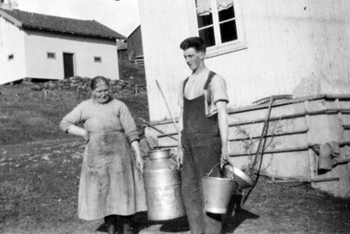 Anno Domkirkeodden, Mann og dame med bøtte og melkespann, Veldre, Ringsaker.