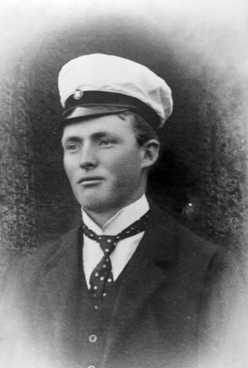 Anno Domkirkeodden, Portrett av Nils Evensen Berg (1887-1922) med sangerlue. Berg øvre, Nes, Hedmark.