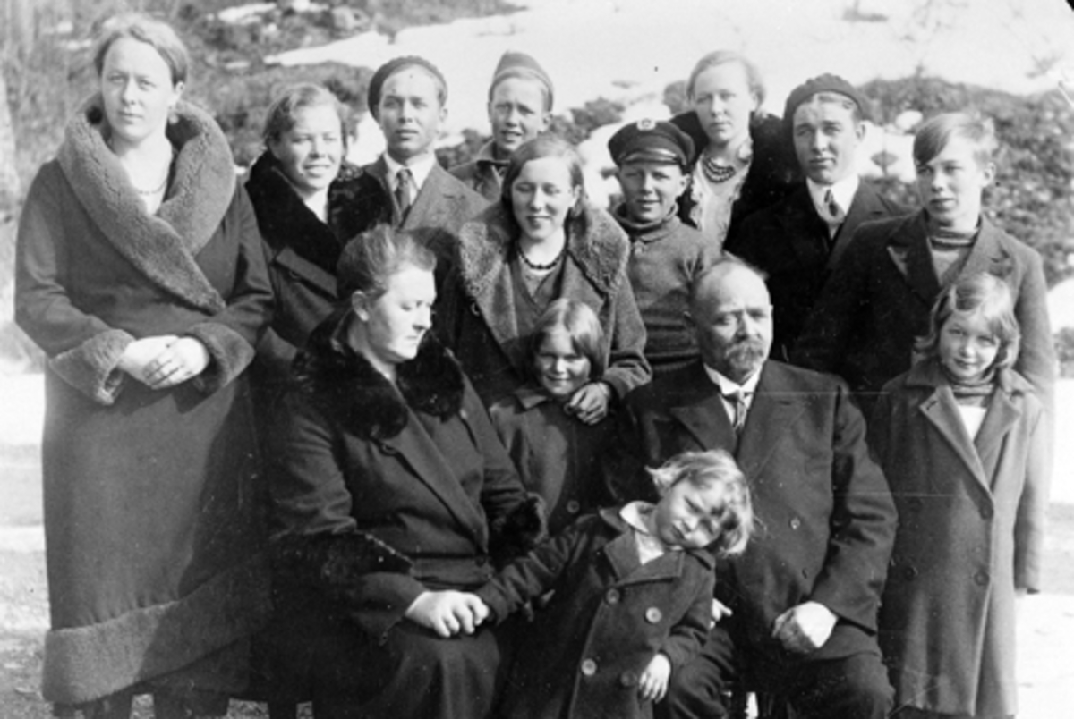 Anno Domkirkeodden, Stor gruppe 14, familien til Johannes Alhaug. De bodde en tid på Bergseng stasjon i Brøttum der Johannes var stasjonsmester. Siden kjøpte han Høgring Gard. Bakerste rad fra venstre: Margit, Eva (tutti), Lars, Peder, Karen, Sigurd, Eivind, Andre rad fra venstre: Klara (Tulla), og Johannes, første ra…