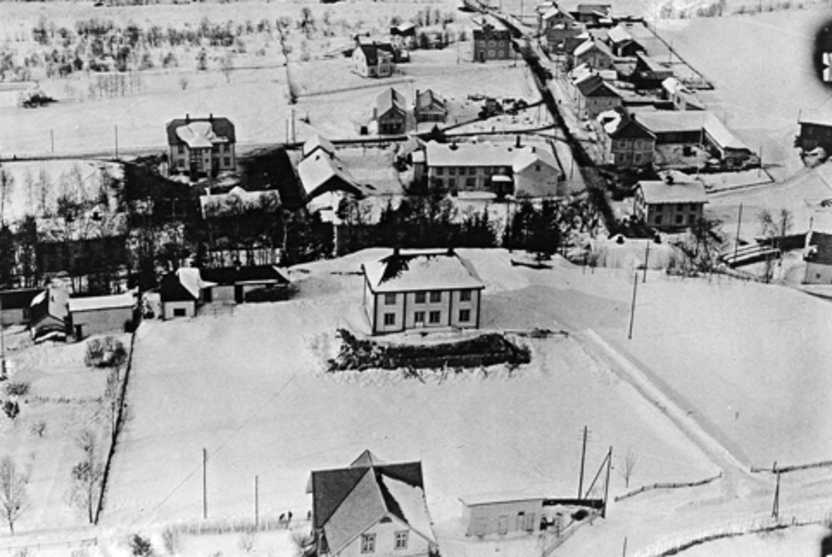 Anno Domkirkeodden, Flyfoto over Brumunddal sentrum. Vinter. 1928-1929.