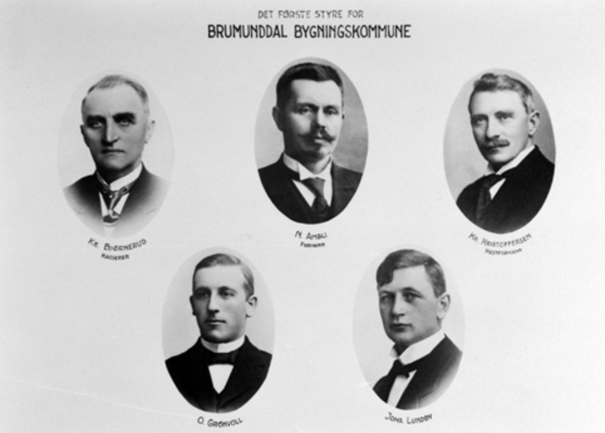 Anno Domkirkeodden, Det første styret for Brumunddal bygningskommune. Kr. Bjørnerud, Nils Ambli, Kr. Kristoffersen, O. Grønvoll og Johs Lundby. Den 8. septemper 1917 ble det ved kongelig resolusjon bestem at Brumunddal skulle være egen bygningskommune.