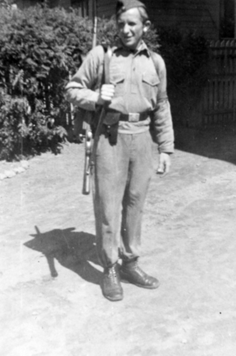 Anno Domkirkeodden, Hans Jacob Andersen i uniform. Hjem fra hjemmestyrkene, Gamlegata, Brumunddal.