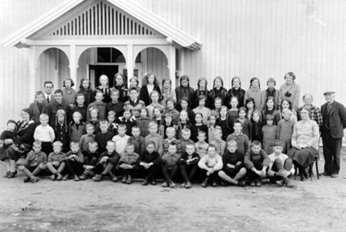 Anno Domkirkeodden, Skoleklasser med lærere på Mauset skole, Brumunddal.