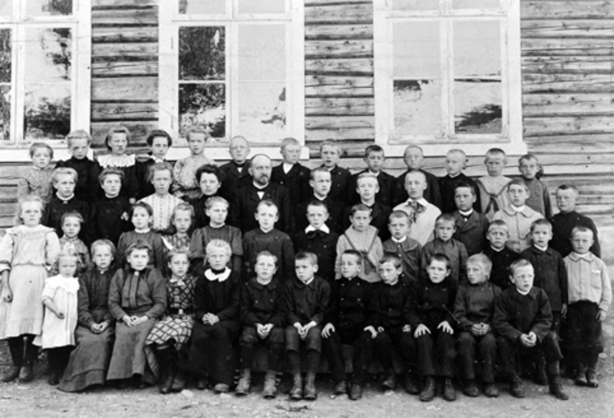 Anno Domkirkeodden, Elever og lærere ved Mauset skole ca. 1900. Første rekke bak fra venstre er Beate Granlien, Anna Nordhagen, Helga Berge, ukjent, ukjent, Johs Bakken, Georg Kjendli, Arne Rønningen, Olaf Øverli, Petter Bakken, Trygve Nilsen, Alfred Myhre, Olaf Stenset. Andre rekke er Oline Bakkerud, Mina Ås, Marte B…