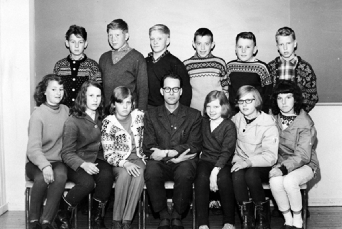 Anno Domkirkeodden, Sjette klasse ved Mauset skole, 1964/1965. Første rekke fra venstre er Anne Grete Johansen, Gunn Anny Iversen, Bjørg Solvår Larsen, rektor/lærer Olav Jan Sættem, Gerd Øverli, Margit Dalsveen, Kari Jevne. Andre rekke fra venstre er Mikel Erik Hangenholen, Anders Øverli, Melvin Møhlum, Håkon Solhøy, …