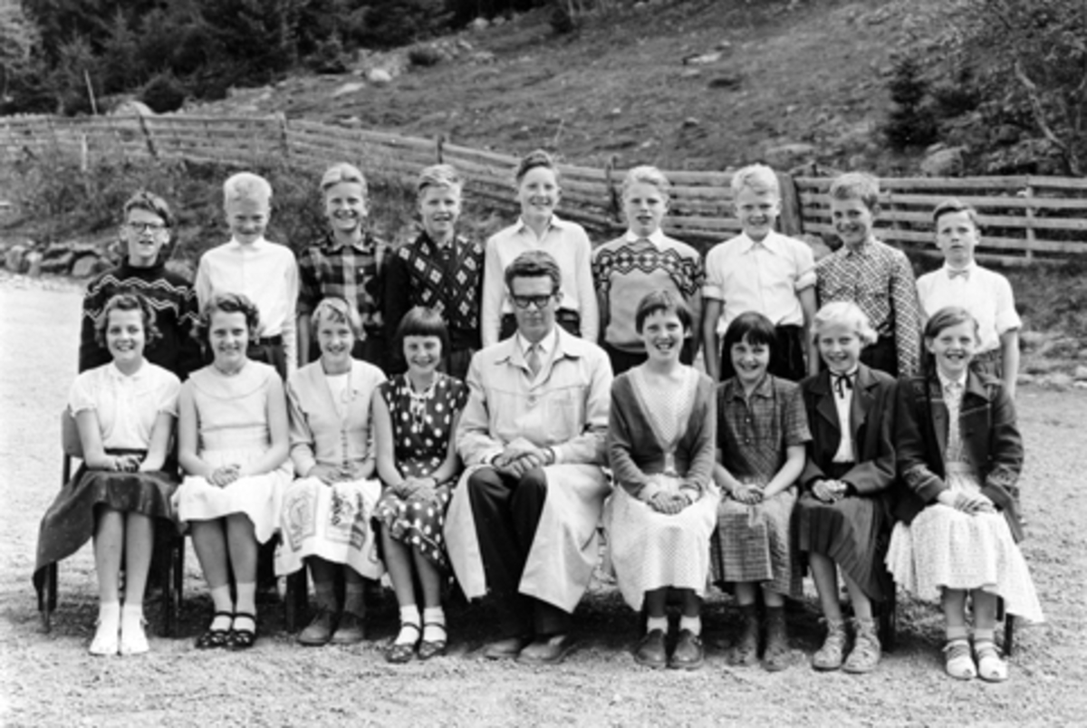 Anno Domkirkeodden, Femte klasse ved Mauset skole, Brumunddal i 1958. Navn ukjente.