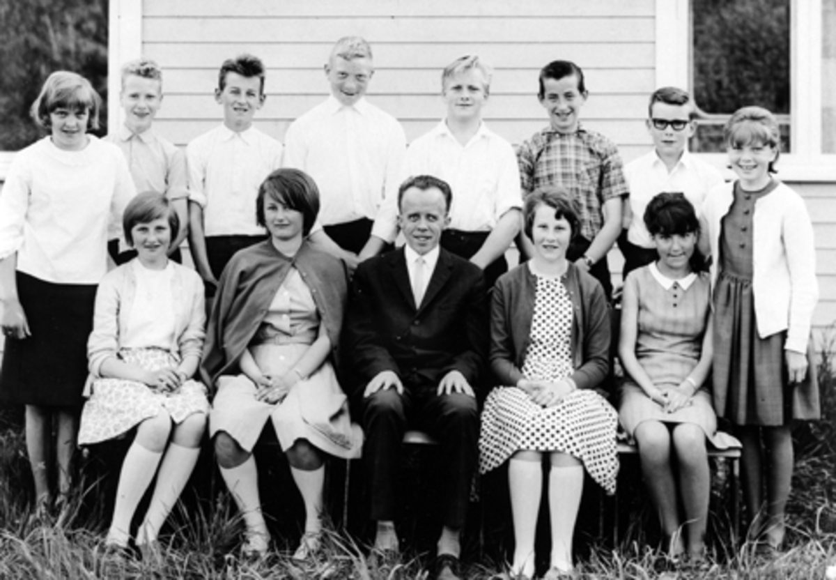 Anno Domkirkeodden, Elever og lærer ved Mauset skole. Lærer Johan Magnus Stavnes. 1966.