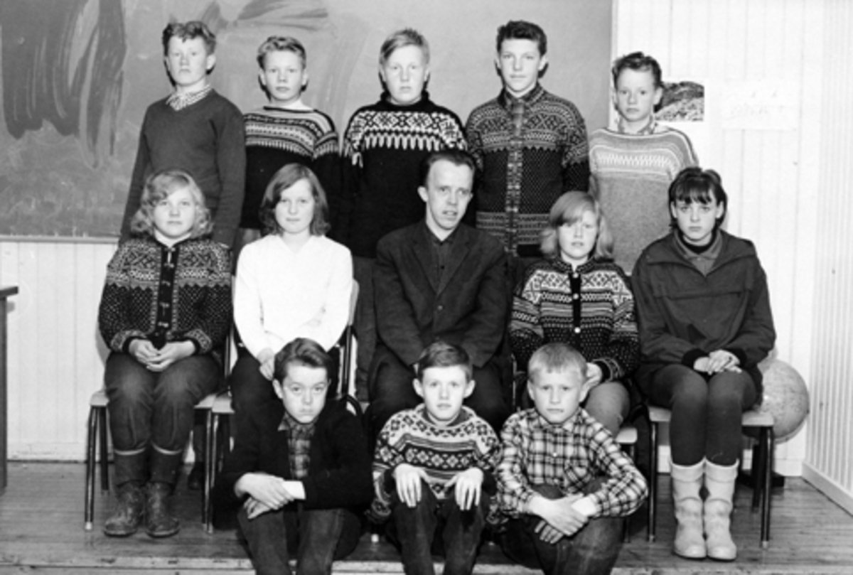 Anno Domkirkeodden, Elever og lærer ved Mauset skole, Brumunddal. Sjuende klasse i 1964. Første rekke fra venstre er Arne Sveberg, Arild Pettersen, Erik Weisser Svendsen. Andre rekke fra venstre er Ingunn Nagel, Inger Aaseth (Jørgensen), lærer Johan Magnus Stavnes, Åse Bratengen, Liv Synnøve Johansen. Tredje rekke fra…