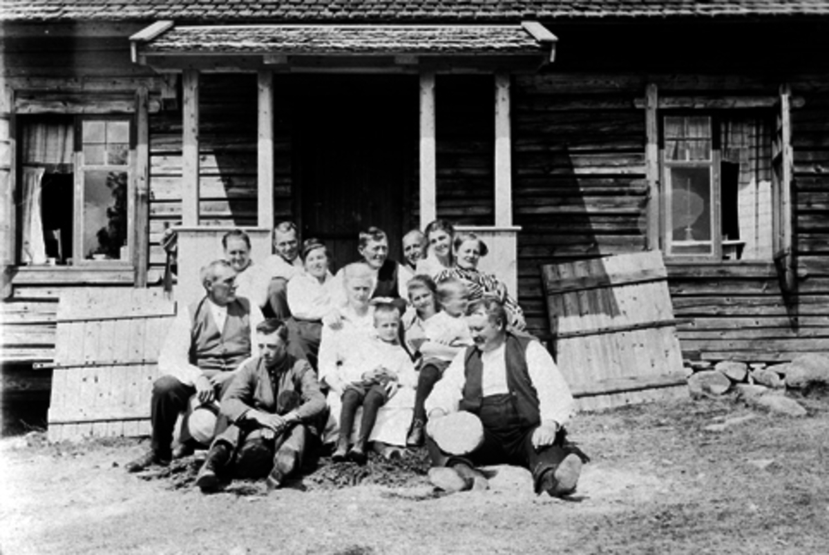 Anno Domkirkeodden, Bjørnstad gard sin seter på Lauvlia, Ringsakerfjellet. Ukjente personer.