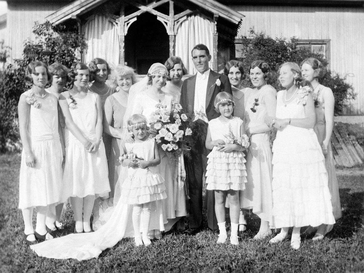 Anno Domkirkeodden, Bryllup, brudepar, hvit brudekjole, brudgom, brudepiker. Astrid Heggenhaugen (f 1907) på Hilstad øvre, Stavsjø, Ringsaker, giftet seg med Einar Odd Mortensen i 1930.