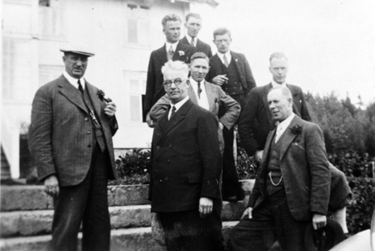 Anno Domkirkeodden, Gruppe menn på besøk på Bjørnstad, Nes, Hedmark. Blant annet Skard, Moen og Langballe. Mannen til venstre er fylkesgartner Langballe.