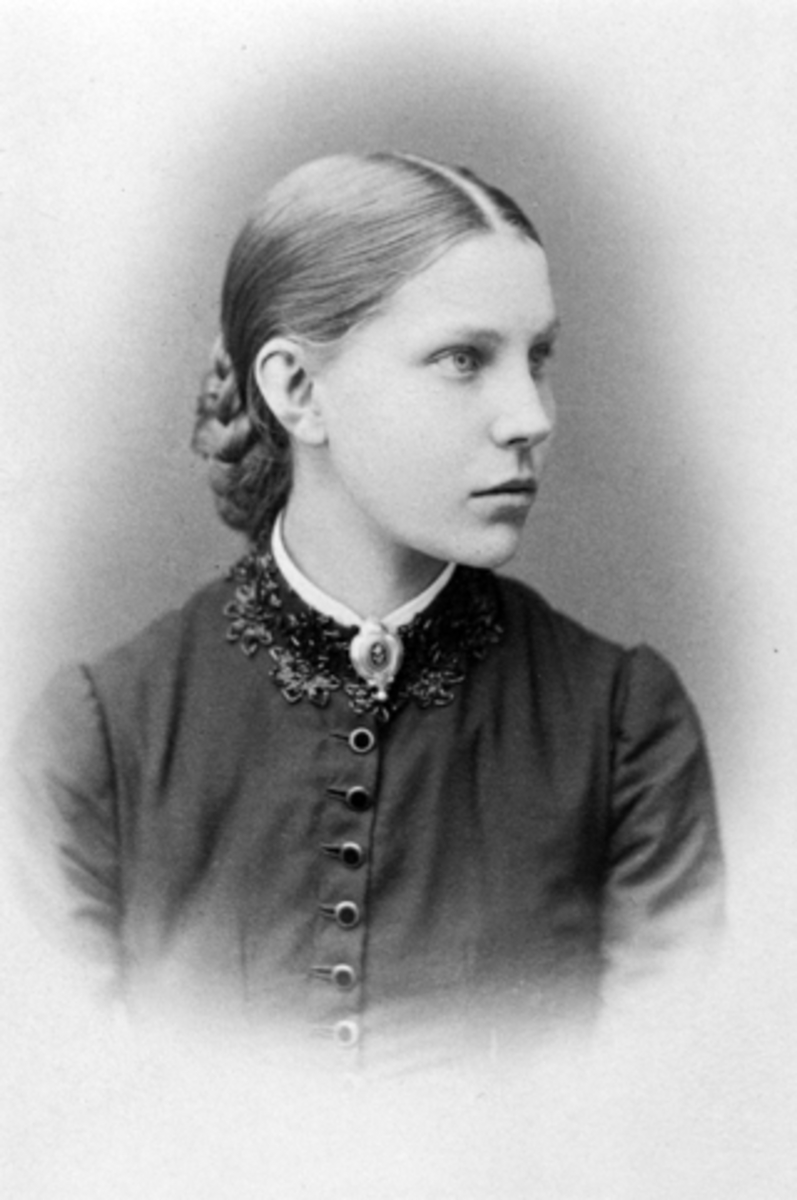 Anno Domkirkeodden, Augusta Arnesdatter Saugstad, (1865-1950), gift 19/8-1893 med handelsbestyrer Johan Stenseng, Ringstrand, Ringsaker.