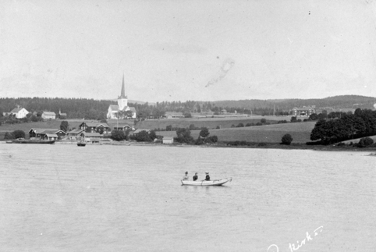 Anno Domkirkeodden, Ringsaker prestegard, kirke, handelsforening (Ringstrand), Tingvang, Mjøsbåter, robåt.