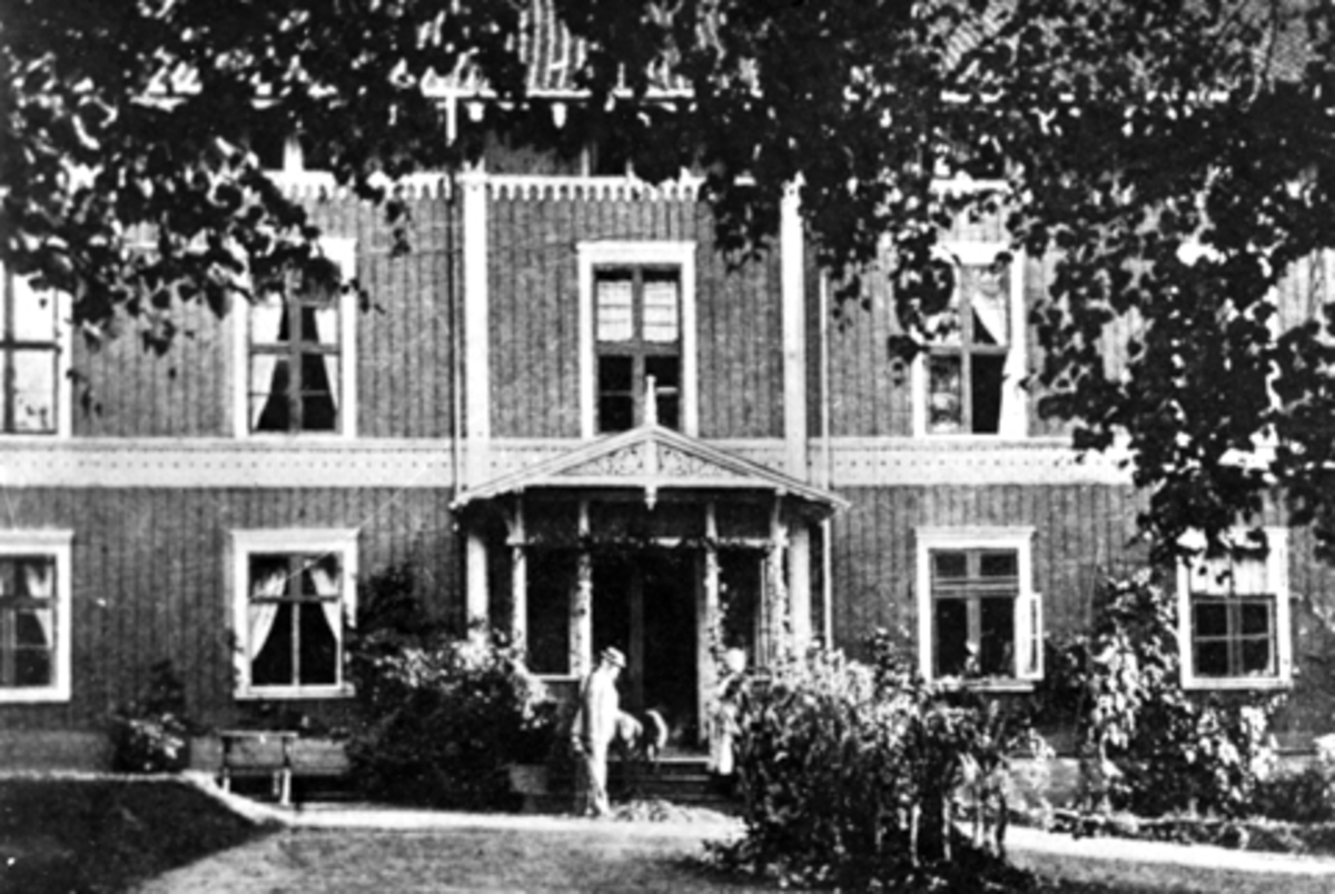 Anno Domkirkeodden, Hovedbygningen på Tjerne gård, Ringsaker. Wollert Konow foran hovedinngangen. Ca. 1900.