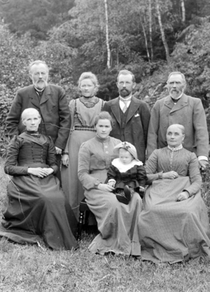 Anno Domkirkeodden, Foran fra venstre er Else Marie Sundgaard, Laura Sundgaard med Ivar Sundgaard på fanget, Severine Jønsrud. Bak fra venstre er Johannes Sundgaard, Agnethe Sundgaard, Hans Sundgaard og Gudbrand Jønsrud.