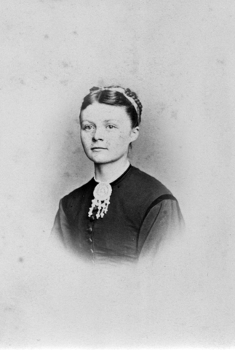 Anno Domkirkeodden, Portrett, Anne Berner f.1850 Hundskjold, hustru til Aksel Berner.