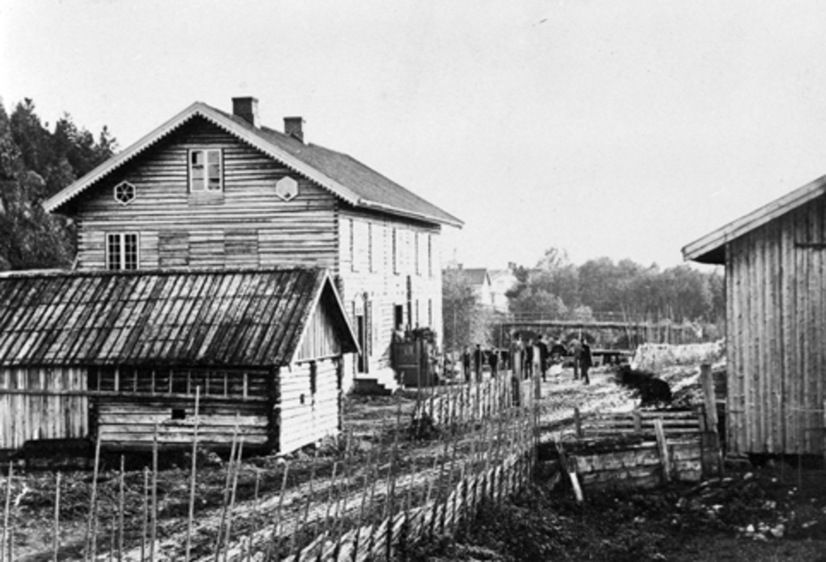 Ukjent, Bildet viser Nedre Brovold, garveriet til Johannes Sundgård. Moelv. Skigard, veg, i bakgrunnen, bru over Moelva, bygningene i Mokvern.