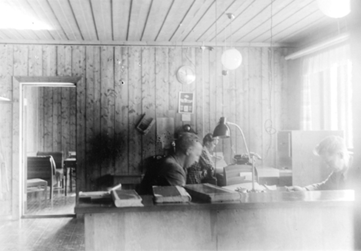 Anno Domkirkeodden, Bruvold mølle, Moelv, interiør, kontor, 3 ukjente kontorfolk.