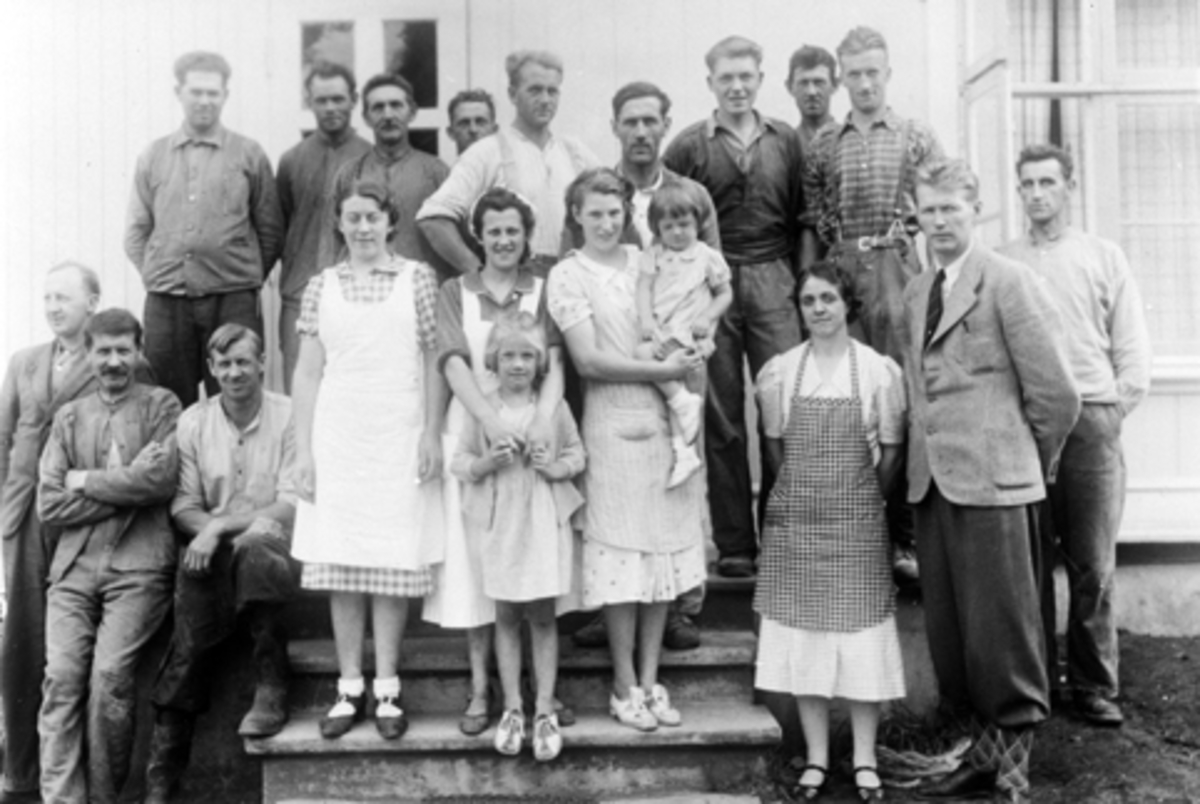 Anno Domkirkeodden, Bruvold mølle, Moelv, ansatte med familier, barn og voksne.