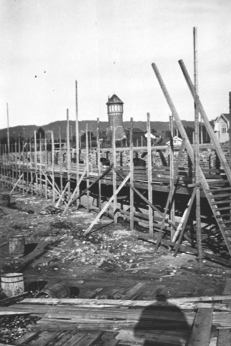 Anno Domkirkeodden, Bruvold mølle, Moelv. Hans Sundgaards lærfabrikk, bygging av stillas til muring av fabrikken.