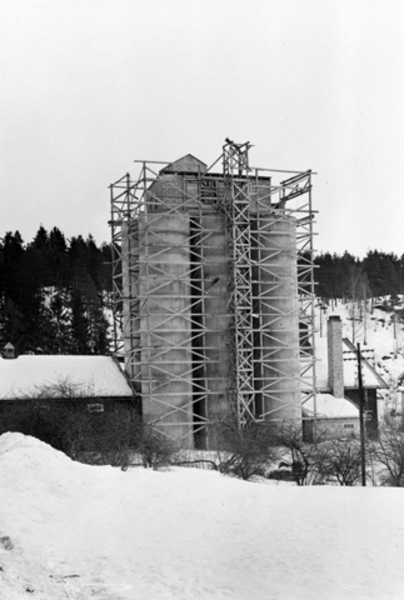 Anno Domkirkeodden, Bruvold mølle, kornsilo under bygging, stillas.