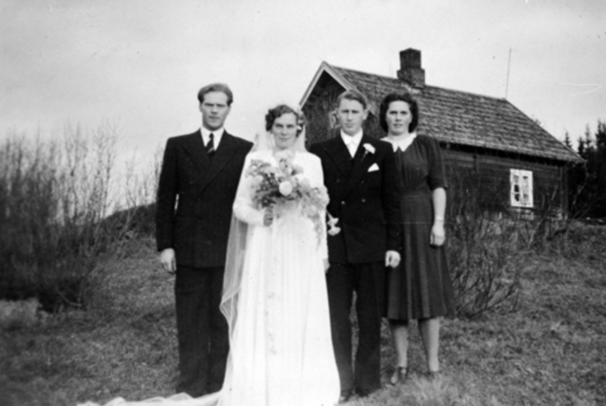 Anno Domkirkeodden, Brudepar foran husmannsplassen Rudstuen, Rudshøgda, Ringsaker. Plassen er nå revet. Foto 15/10-1949. .Brudeparet er Olave f. Haga og Leif Holmen. De øvrige Anny og Kristian Haga. Kristian er brudens bror.