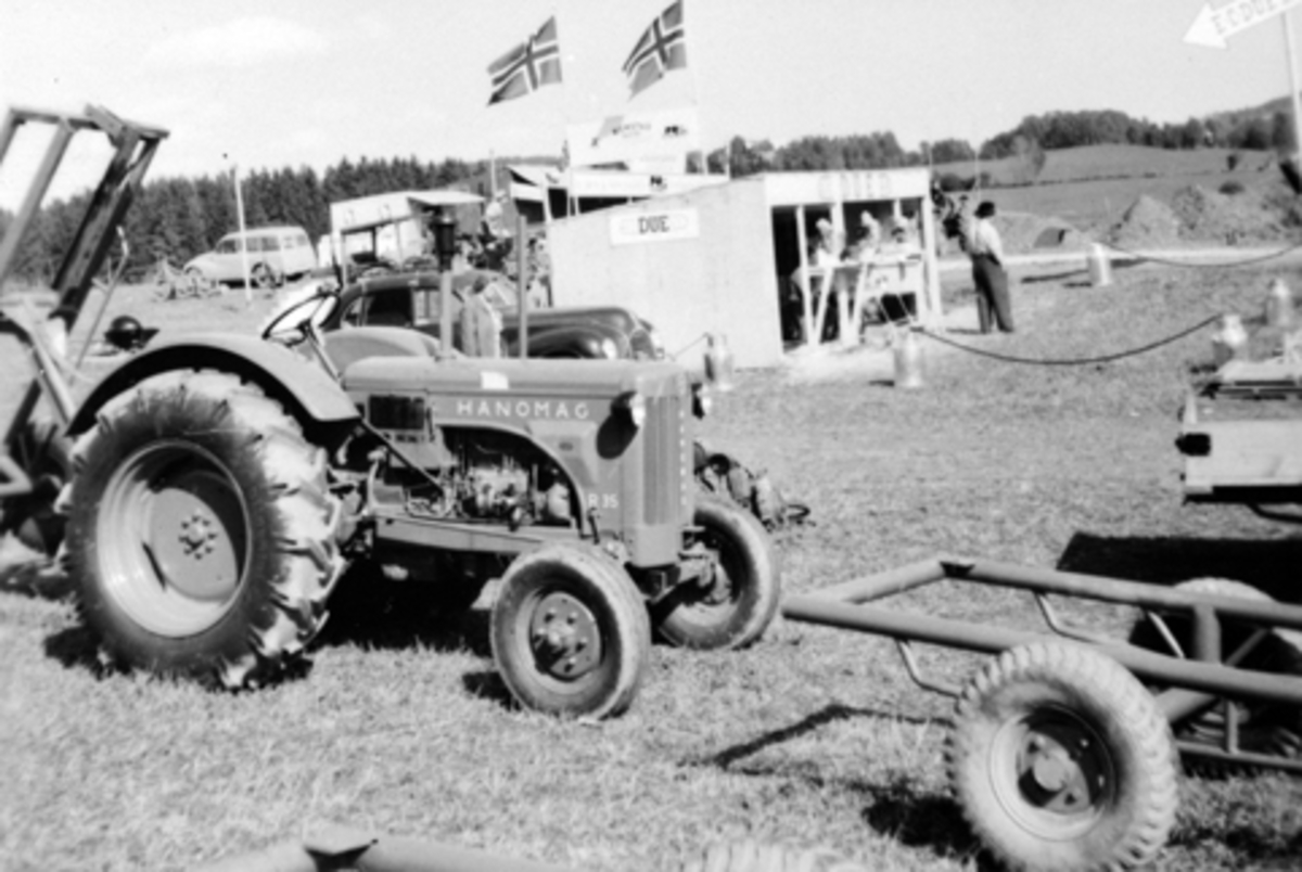 Anno Domkirkeodden, Ringsakerutstillingen i 1953. Landbruksutstilling som ble holdt ved Tingvang og ble besøkt av 14000 personer. Hanomag traktor. Norske flagg og boder.
