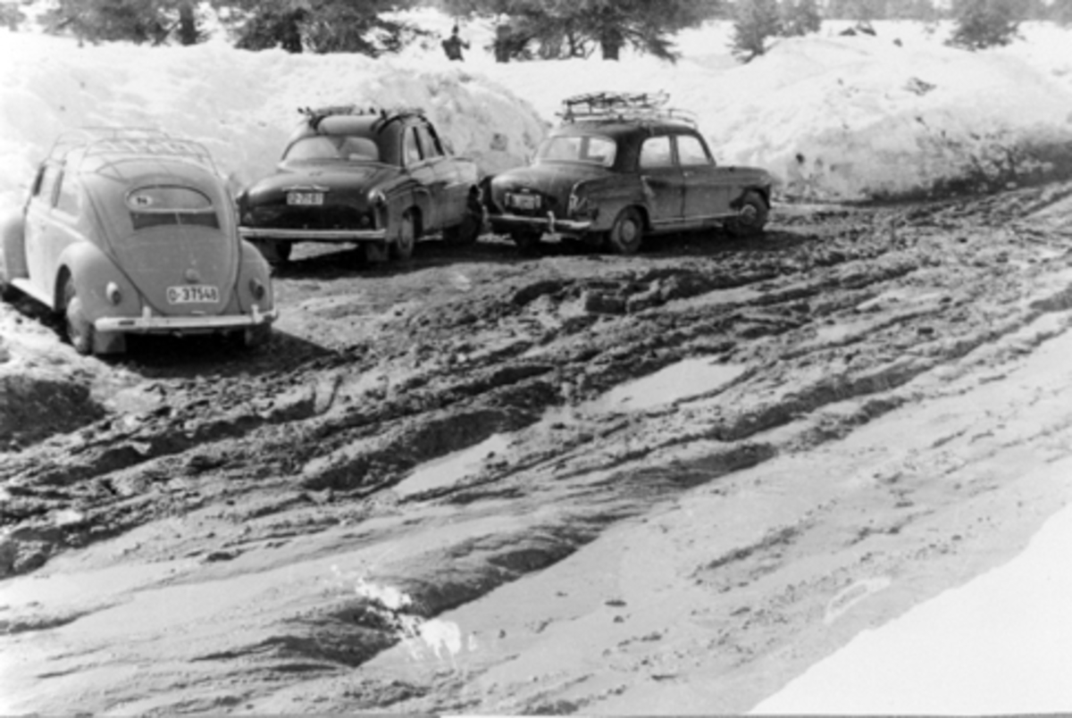 Anno Domkirkeodden, Ljøsheim påsken 1962. Vegen til Ljøsheim har gått i oppløsning, telehiv, tre parkerte biler.