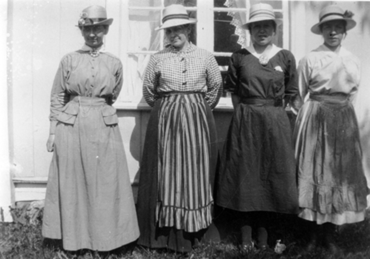 Anno Domkirkeodden, Damer med hatt på Mørkved store, Brumunddal, fra venstre er Anebjørg Lier, Dina Lier, Marie Lier og Oddlaug Jevanord. År 1920.