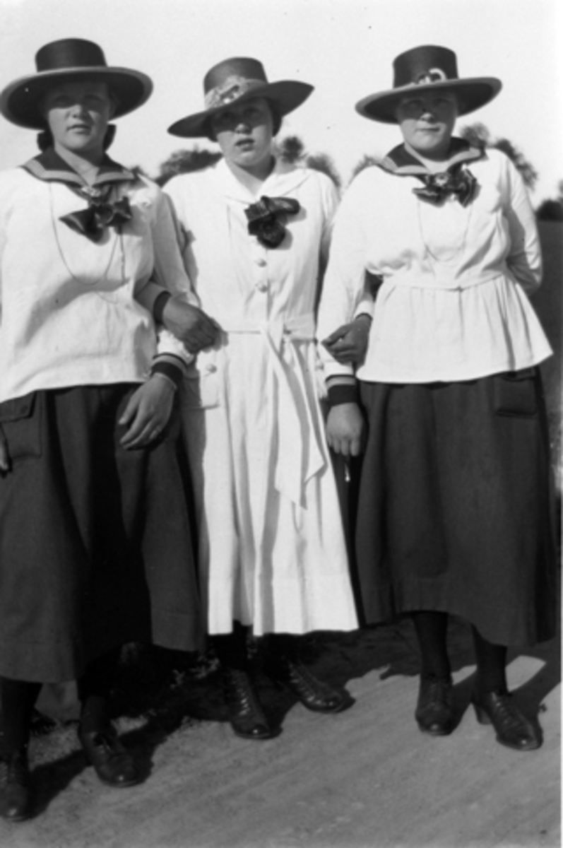 Anno Domkirkeodden, Damer med hatt. Fra venstre er Helga Storihle, Marie Lier og Kari Storihle.