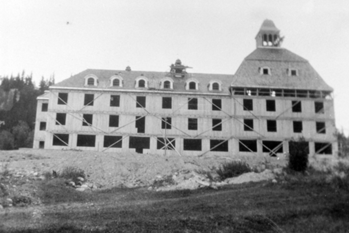 Anno Domkirkeodden, HHøsbjør Turisthotell under bygging i 1918, stllaser oppsatt.