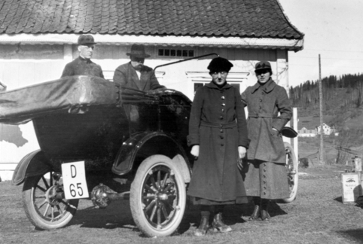 Anno Domkirkeodden, Mørved store, Ringsaker. Foran fra venstre Per N. Lier og hans søster Anbjørg Lier på beøsk på Mørkved store. Bak fra venstre er Thore Lier og hans datter Marie Lier. Bilen er en Ford med nummer D-65. Forden hadde en motor på 20 hk og tilhørte Thore A. Lier.