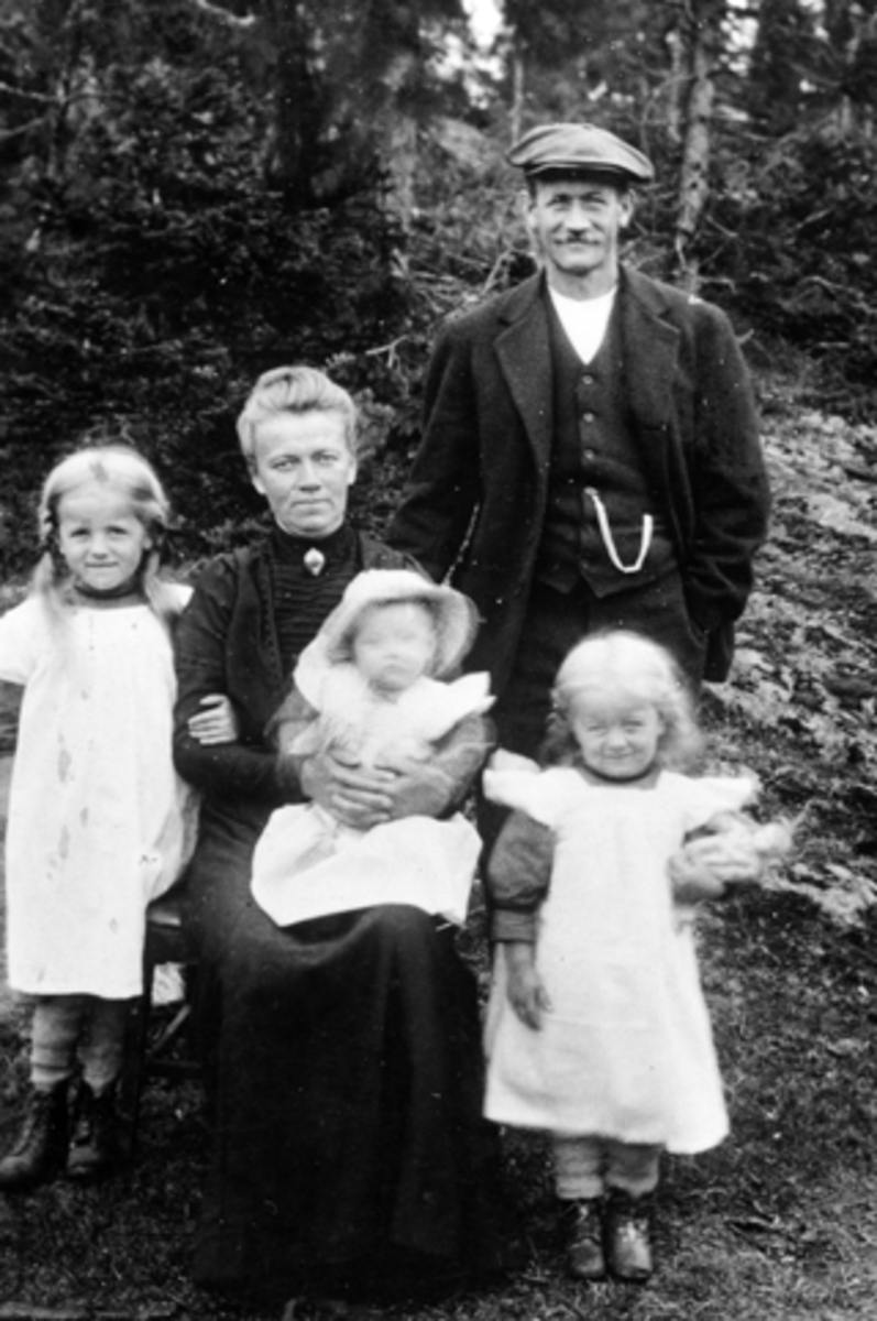 Anno Domkirkeodden, Familiegruppe, Julius Tålesen Rønningen (1885-1934) og Ragnhild Olsdatter Høgden (1885-1982) med døtrene Margit F. 1912, Kristine F. 1915, Jenny F. 1917.