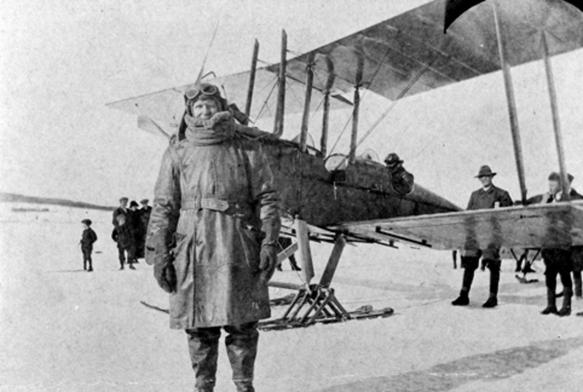 Anno Domkirkeodden, Leif Lier (1895-1929) fra Eskerud, Helgøya. En av landets første flyvere som har landet på Mjøsisen med sin dobbeltdekker.