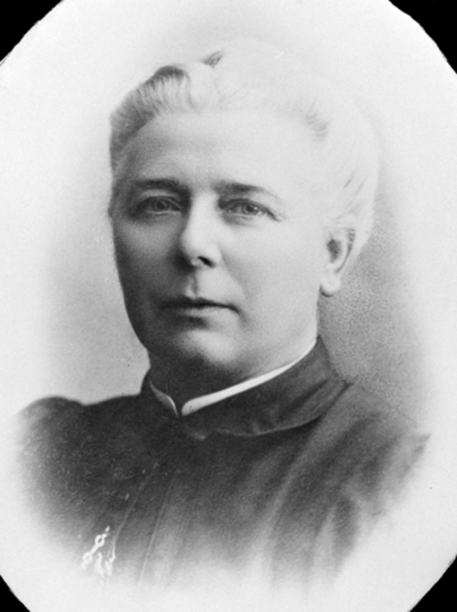 Anno Domkirkeodden, Portrett av Petra Pedersdatter Lie (1848-1907). Petra var datter av landhandler Peder Jacobsen Lie og Sophie Janette Sørensen. Petra tok tanlegeeksamen i 1872 som første kvinne i Norge og begynte sin praksis i Kristiania i 1874. Hun ble senere diakonisse. Kjøpte tomt av sine søskenbarn på Lie øvre …