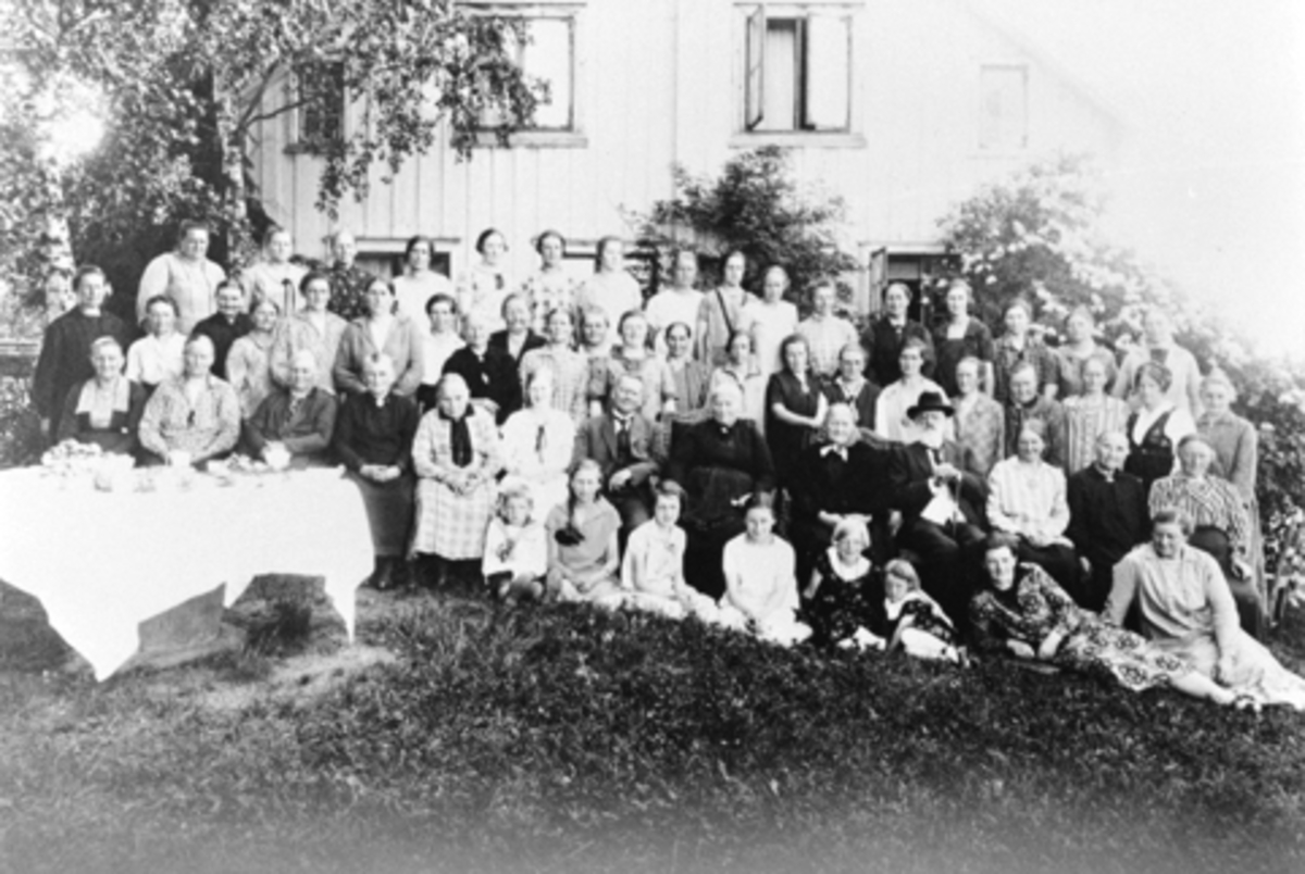 Anno Domkirkeodden, Østbygdens kvinneforening. Stor gruppe medlemmer samlet på Godager, Nes, Hedmark ved 50-årsjubileet i 1927. Bakerste rekke fra venstre er Gønner Godager, Anne Wold, Syverine Wilberg, Anna Evenstad, Kristiane Gaalaas, Ingrid Røste, Ruth Godager, Ester Wold, Louise Godager, Hildur Hveem, Ragna Huuse,…
