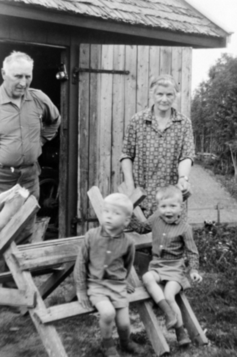 Anno Domkirkeodden, Tore Sundheim (1903-1978) , Martha (1906-1987) født Evenstad og barna og barna Else Hjørdis og Asmund Leif. Tore var vegvokter, formann i Østbygda Arbeiderforening i mange år, satt i kommunestyret. Eide og brukte Sandakersveen.