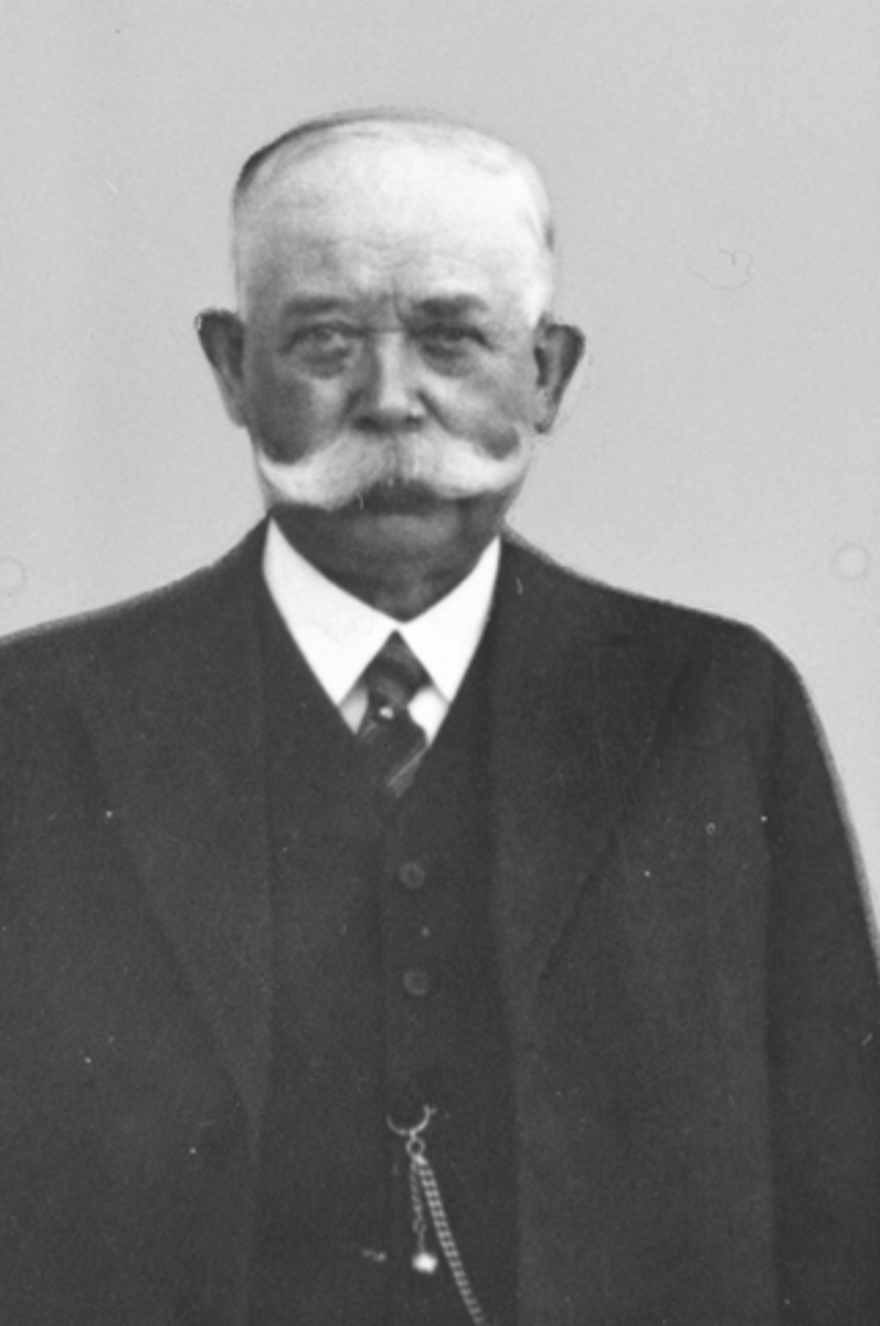 Anno Domkirkeodden, Portrett av Ivar Hansen Heggenhaugen (1872-1960). Amtsdyrlege. Vokste opp på Hegenhaugen. Tok over Hilstad øvre, Stavsjø, Hedmark i 1895.
