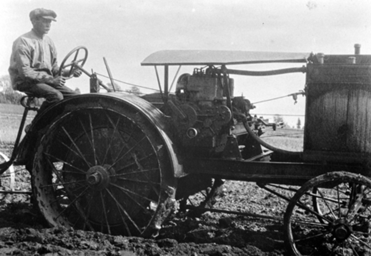 Anno Domkirkeodden, En av de første traktorer på Hoel gård, Nes, Hedmark med arbeidsformann og motorplogfører Nikolai Evensen (1887-1978).